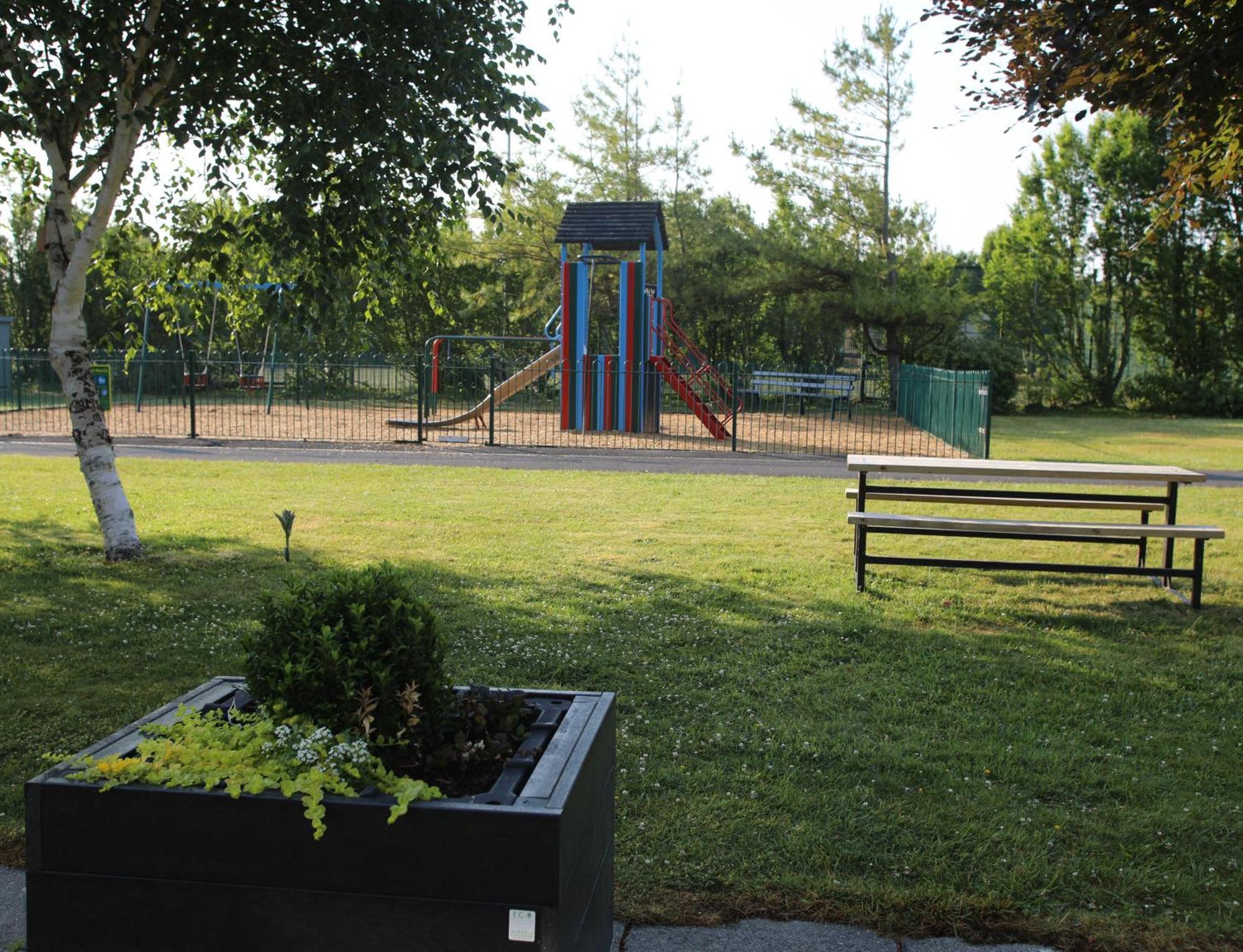 Goldcrest Village Apartments University Of Голуей Екстериор снимка